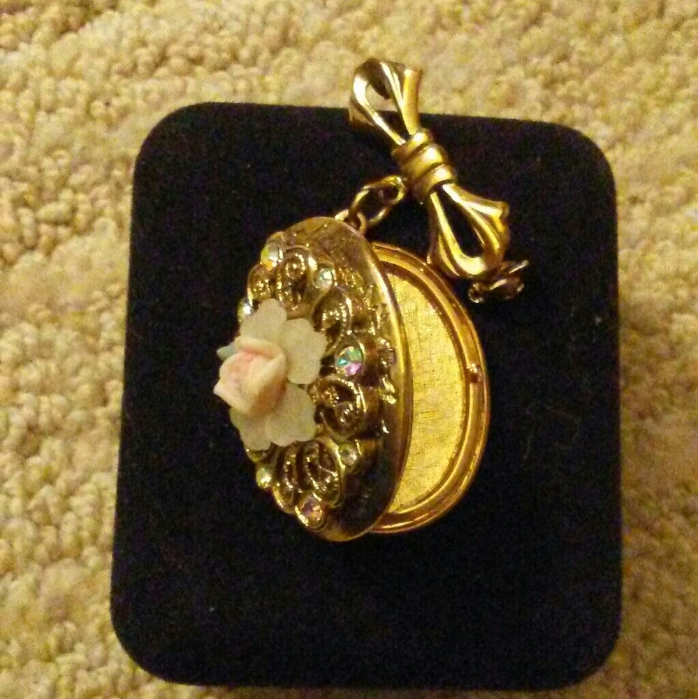 Label pin